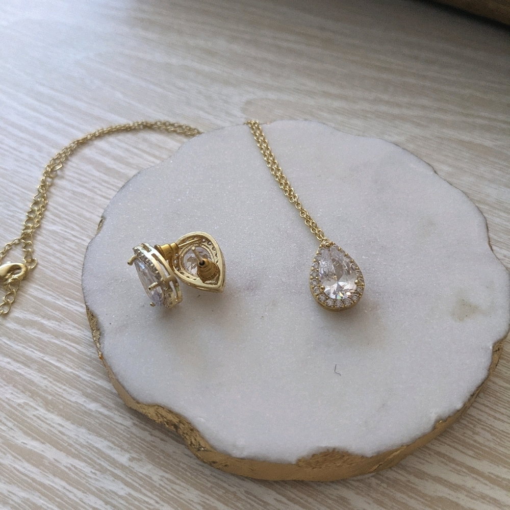 NECKLACE and pair of earrings set